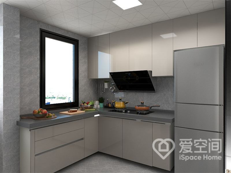 L型动线，厨房合理规划，搭配烤漆材米色橱柜提升了光泽感，灰色操作台勾勒出空间层次。