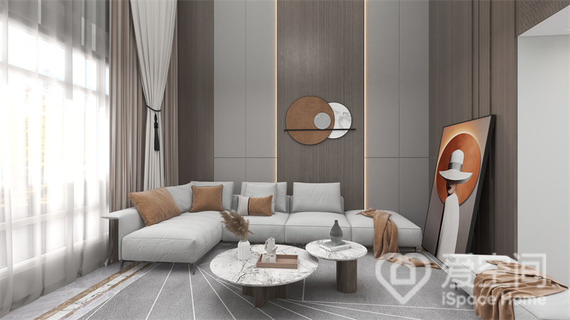 客厅的设计极简而质朴，背景墙利用木材与护墙板拼接设计，前置白色沙发，宁静而温柔。
