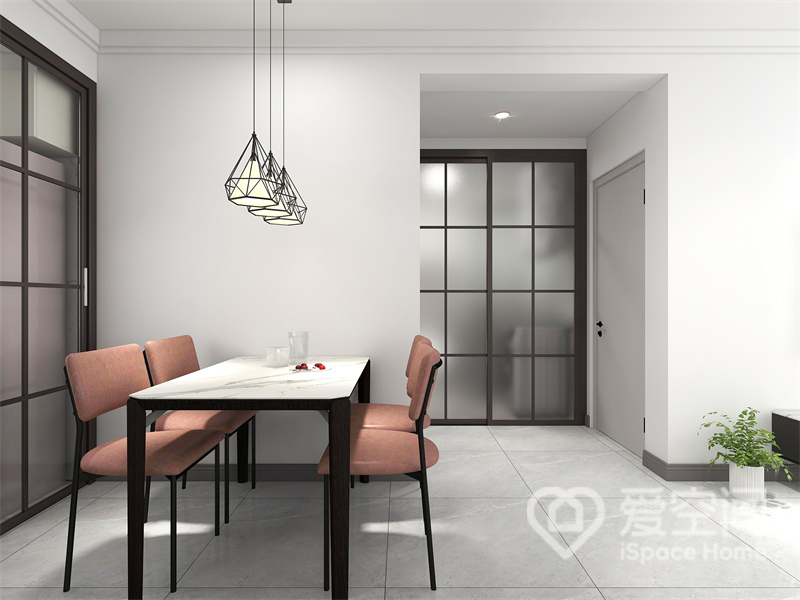 在白色空间中融入粉色餐椅，搭配线条层次丰富的灯具，呈现出温暖舒适、自由浪漫的用餐氛围。