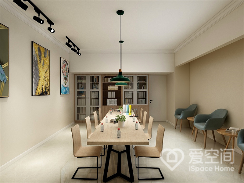 绘画间通过雅致的浅米色与原木家具搭配，桌椅布置在中部，呈现出少即是多的简洁美感。