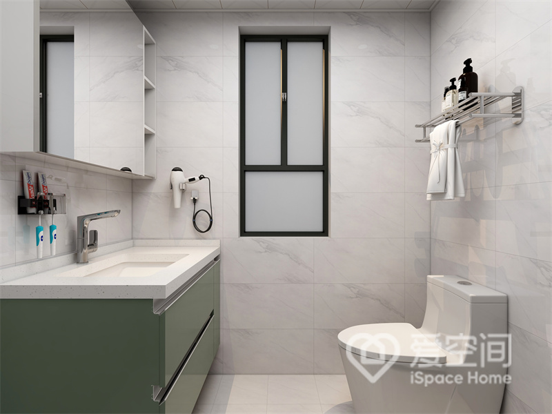 这个卫生间格局不大，白色砖面令不大的空间看上去更加清爽，洗手柜与马桶面对面放置，提高了空间利用率。