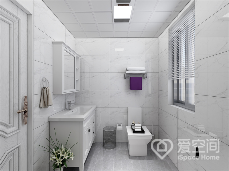 卫浴间以淡雅的白色打底，在柔和的光线下显得格外明亮，白色洁具装点其中，诠释出优雅格调。