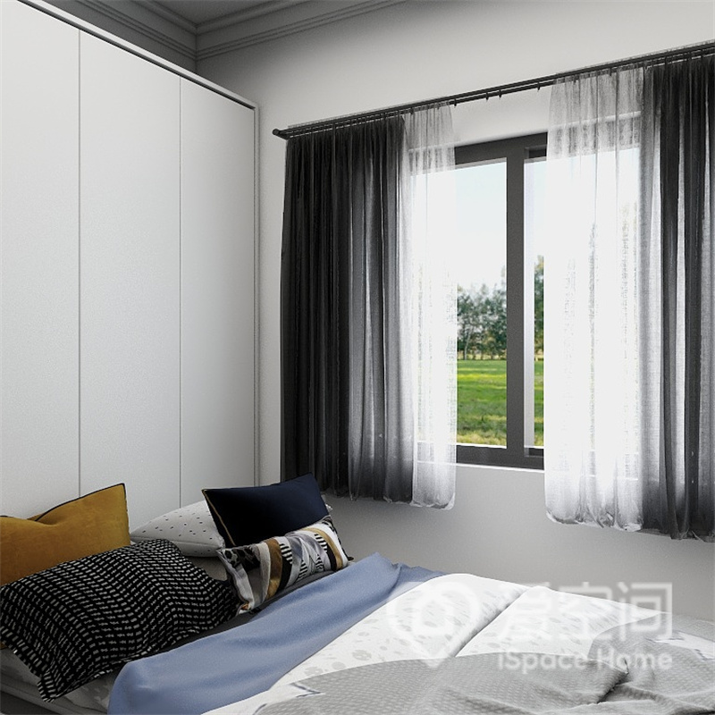 良好的采光为次卧空间增添来一份清新气质，隐形衣柜保持了空间的整洁感，抱枕的点缀下空间不显空旷。