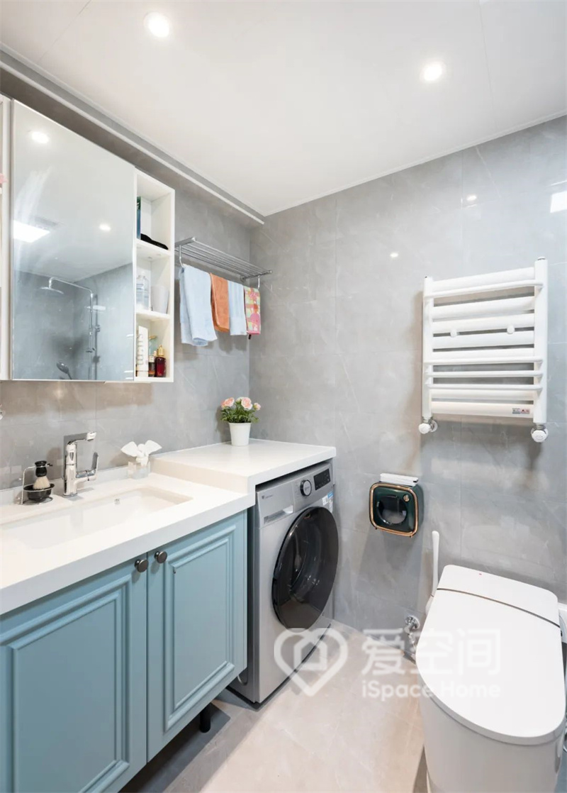 主卧里的卫生间，选用的是爱空间法尼尼的香草系列浴室柜，清新优雅的莫兰迪蓝，让空间显得更活泼有趣。壁龛增加收纳空间，美观度也很高。