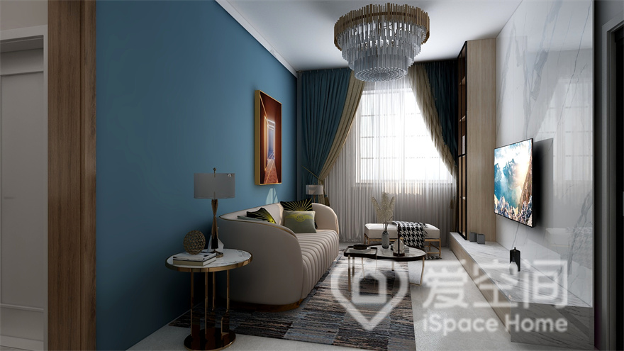 蓝色背景营造出浪漫的都市氛围，格调十足的米色调沙发给人一种自在舒适的感受，电视墙干净利落。