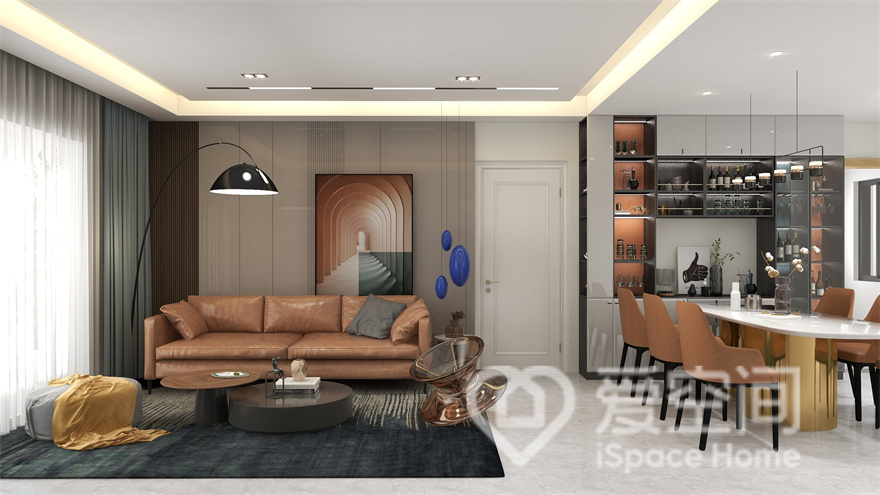客厅以米咖色为底，客餐一体化设计提升了整体空间的质感，辅助以橘色家具穿插，予以空间精致的况味。