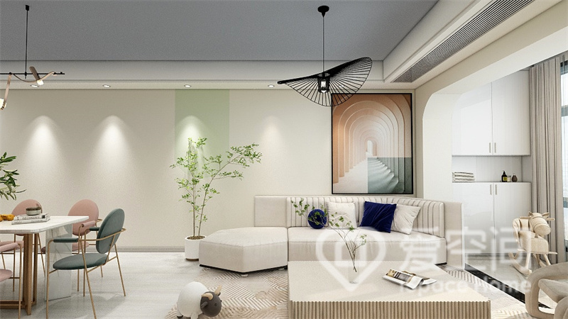浅色背景大大提升了客厅空间的明亮感，米白色沙发精致度高，艺术画的加入增添了空间的生活的气息。