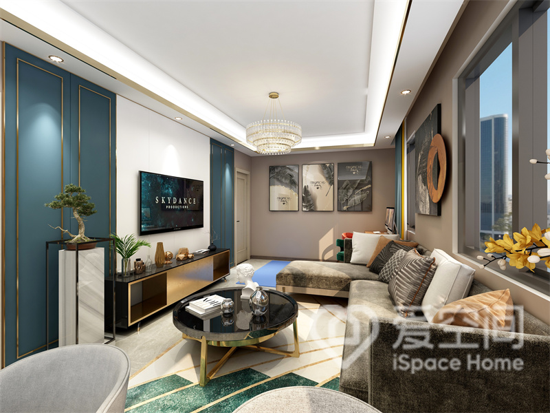客厅家具采用暗色调，给人一种沉稳大气的感觉，设计师通过用精致的装搭配来诠释现代美学。