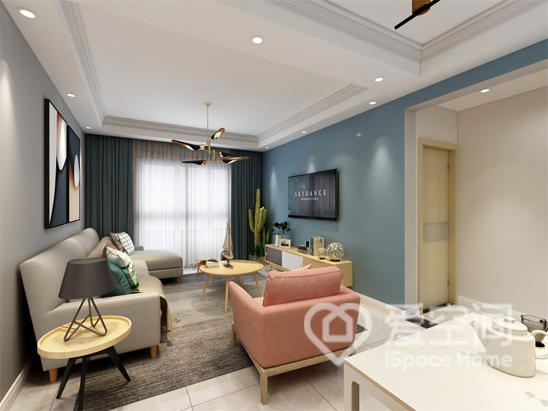 客厅顶面设计简单，米色、粉色布艺沙发营造出简约的治愈氛围，装饰画和灯具提升了空间的精致感。