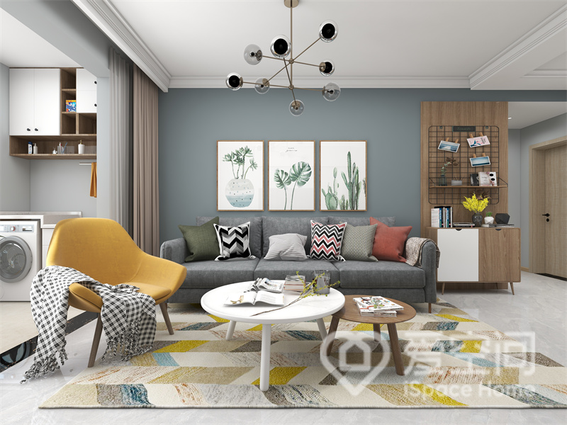 客厅中，简单的天花板设计令空间变得宽敞开阔，布艺沙发搭配暖色抱枕，带来舒适的温馨氛围。