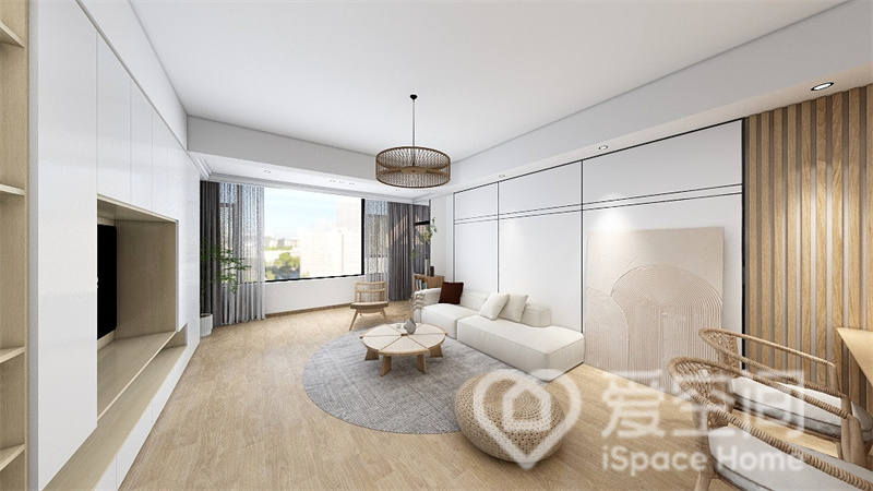 客厅选用白色与原木色搭配，借由色彩制造空间的温馨感，低矮家具有放大视觉的效果，营造出宽敞明亮的居住氛围。