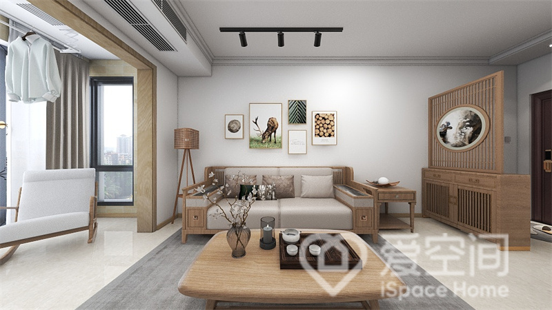 阳台打通拓宽了空间格局，原木低矮家具透露着高级与优雅的空间气质，客厅氛围低调且精致。