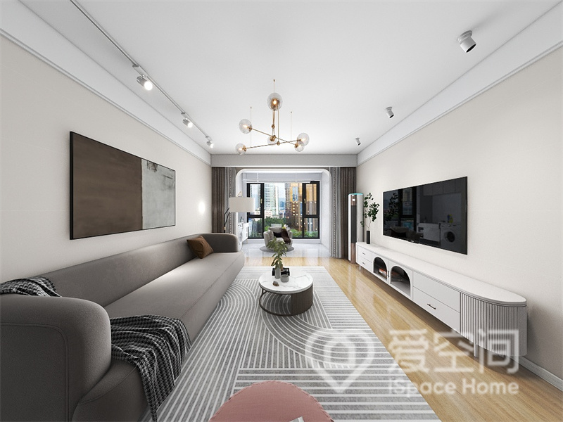 客厅背景使用了大面积的浅黄色，灰色一字型灰色沙发塑造优雅大气的既视感，温馨舒适的休憩环境油然而生。