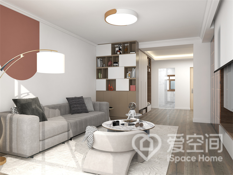 客厅空间相对宽敞，灰色沙发优雅而清新，豆沙红涂料勾勒出时尚造型，令空间充满了都市感。