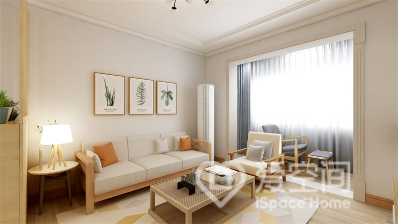 客厅吊顶简单，沙发的颜色选用了白色系，与原木家具相互搭配，空间看上去十分温馨柔和。