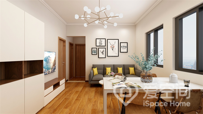 客厅与餐厅一体化设计，地面通铺木材，灰色布艺沙发搭配黄色抱枕，呈现出高级雅致的质感生活。