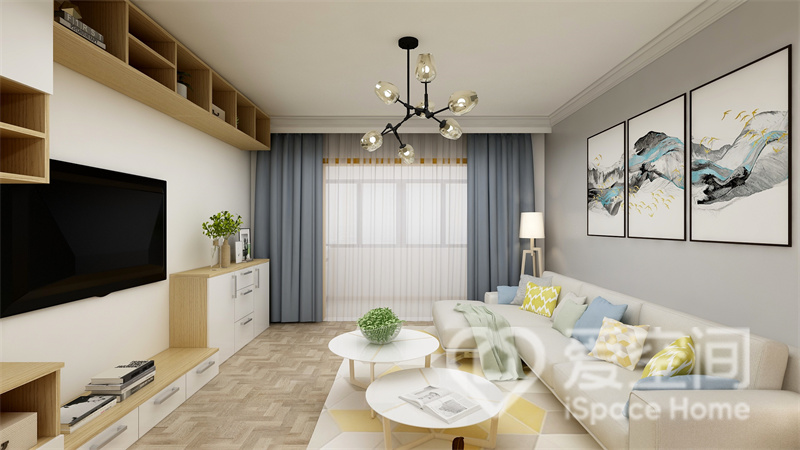 阳台引光入室，打造出更加开阔的视觉效果，布艺沙发与蓝黄抱枕相互搭配，客厅美观而简约。