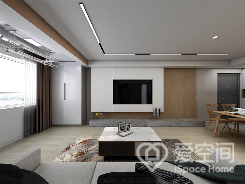 客厅无吊顶设计，空间显得更宽敞，设计师在简单的木材立面中加入白色柜面，电视机嵌入中部形成视觉焦点，空间美好而适意。