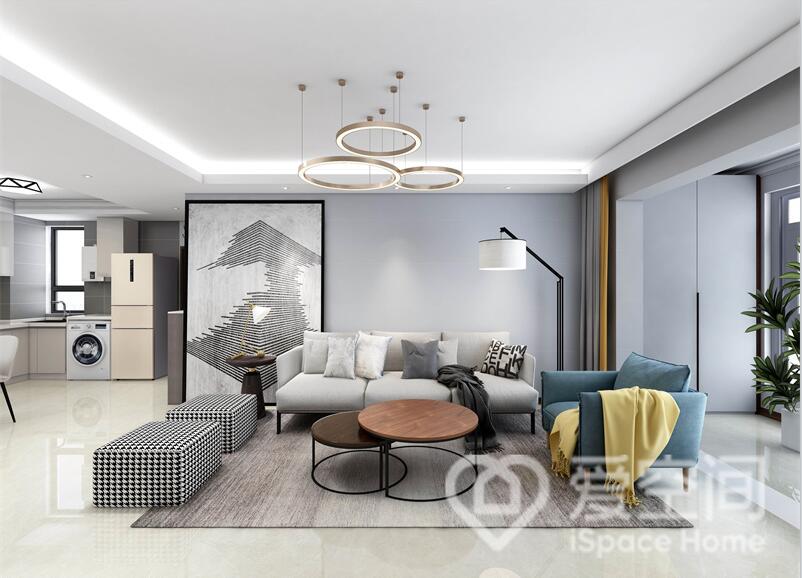 浅蓝色背景墙让客厅空间更为宽阔温馨，在简洁的背景中加入艺术装饰元素，现代沙发触感舒适，塑造出温馨的生活氛围感。