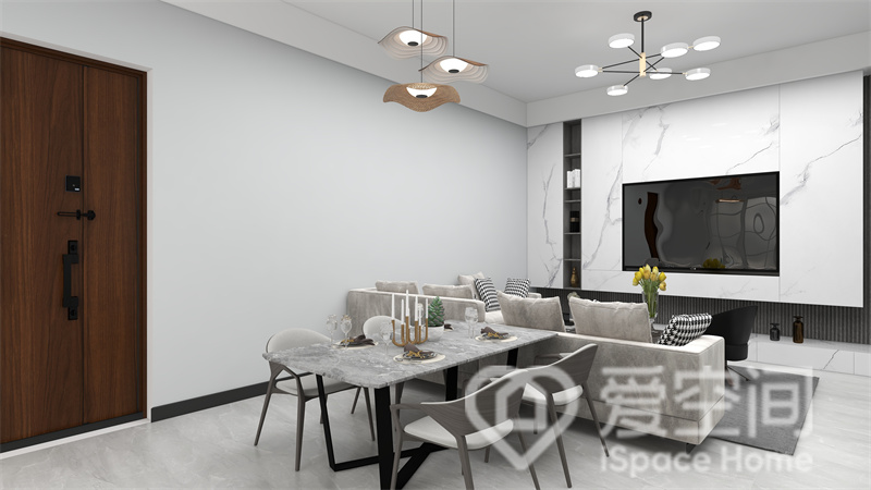 设计师摒弃了传统的空间设计，以沙发为软隔断，划分出客餐空间，带来更舒适大气的生活氛围。