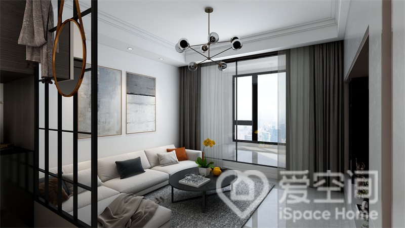 客厅采用了镂空隔断设计，内饰融合了现代元素，背景墙和沙发选用纯净色调，构筑出舒适的空间。
