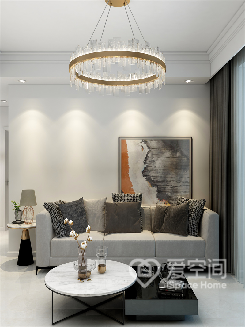 白色背景承载着自然的现代气息，灰色调沙发及咖色抱枕，装饰画和灯具为客厅带来时尚气息。