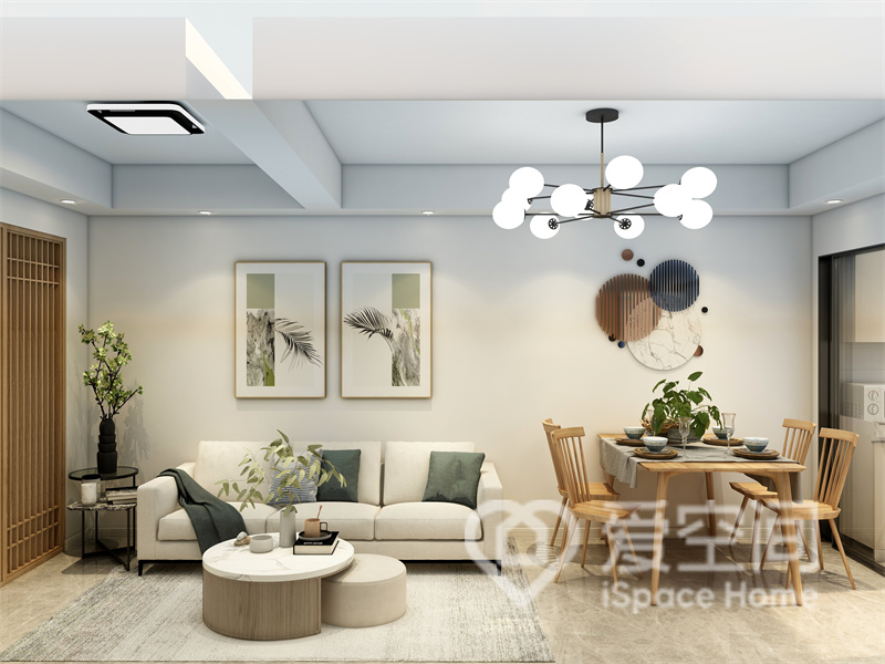 客厅选用纯米色白墙设计，简洁的家具、温润的原木地板、清新的软装配色，共同构筑出温馨的生活氛围。