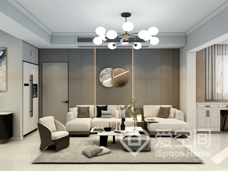 客厅整墙添置了护墙板，中部利用装饰元素和灯带点缀，白色沙发搭配其中，呈现出优雅大气的氛围。
