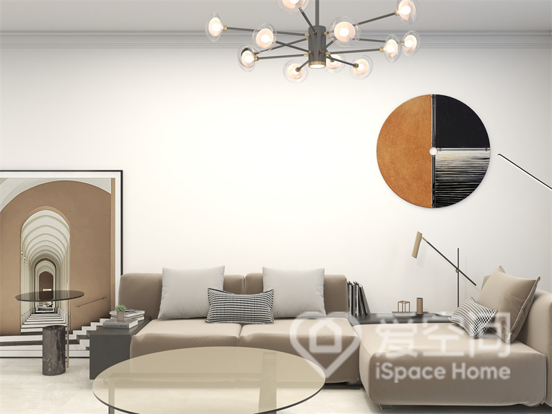 客厅墙面以白色为底色，视觉上延伸了洁净感，现代装饰及米灰色沙发使客厅空间更加优雅大气。