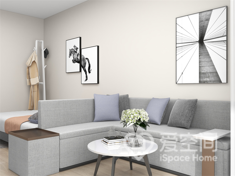 米色背景搭配灰色布艺沙发，增加了客厅的欣赏的层次，精简艺术画装点其中，构筑出寂静的生活环境。