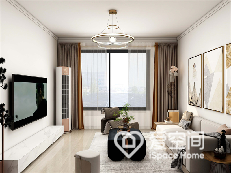 客厅的设计十分考究，墙面以白色为主色调，灰色沙发、灰色地毯和黑色茶几增添了空间的现代质感。