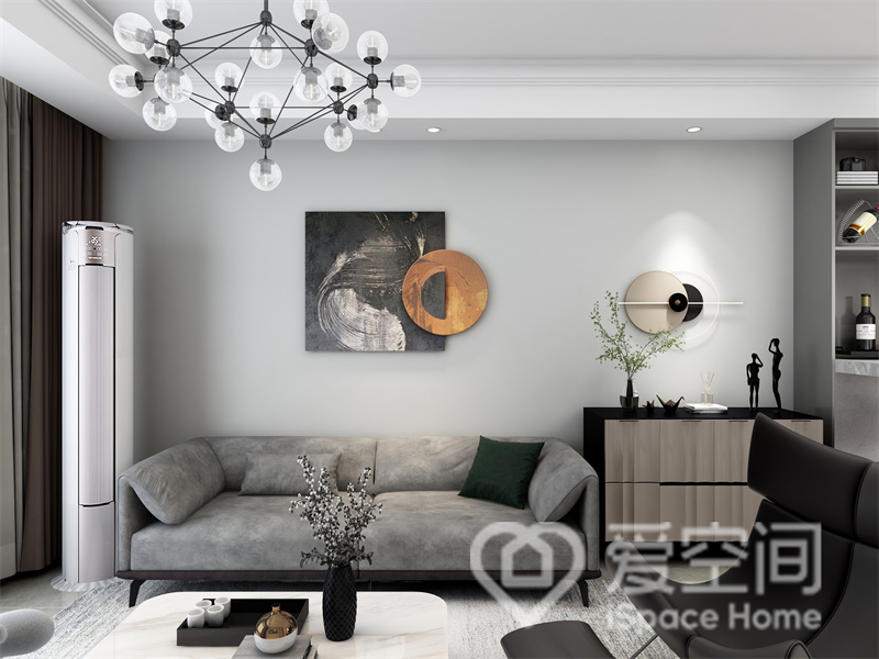 白色空间中添置灰黑色家具，营造一种轻松随性的北欧氛围，分子灯具丝毫不压抑，装饰元素带来舒适的感觉。