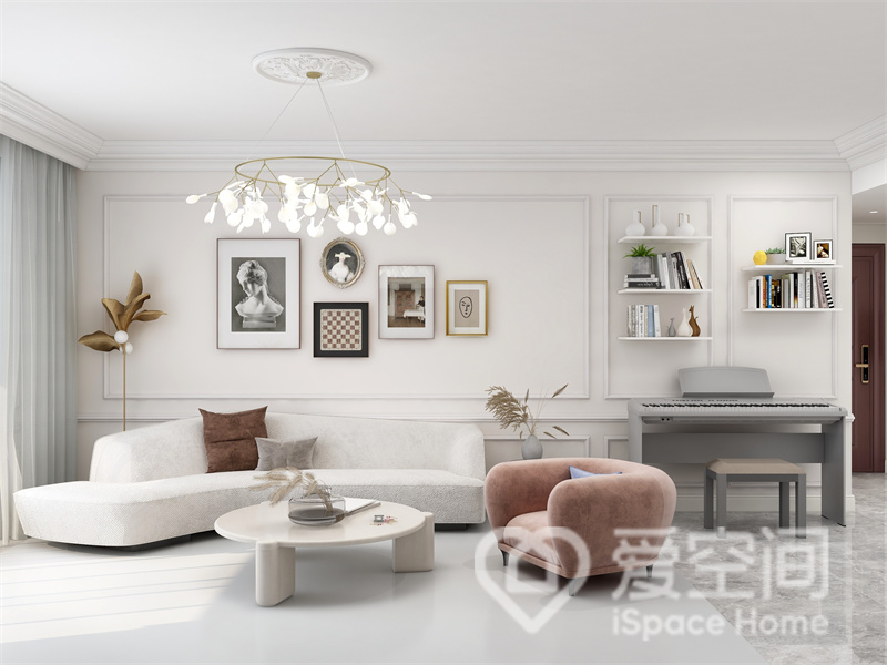 客厅通过精巧的石膏线装饰，营造出简约自然的空间氛围，暖色调的家具装饰彰显出业主的审美。