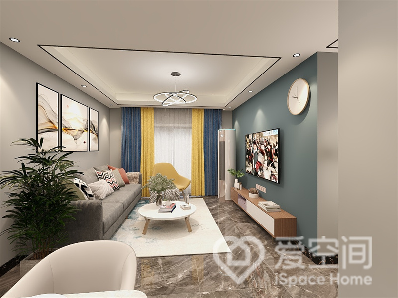 客厅吊顶设计简单，设计师借助蓝黄色窗帘提亮了空间活力，灰色布艺沙发搭配白色地毯，带来舒适的视觉氛围。
