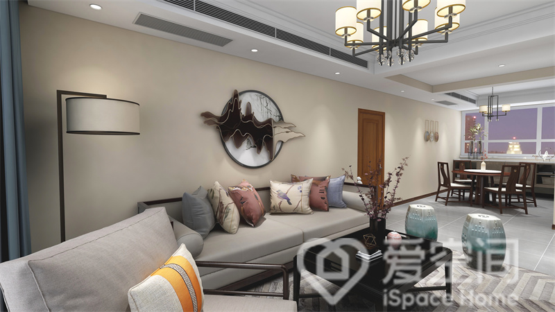 客厅落地灯和背景装饰弱化了硬装空间，简雅的新中式家具给人一种纯净舒缓的视觉感受。