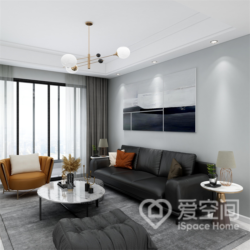 客厅设计中，从家具到空间材质的处理，都充分体现出业主的审美和喜好，焦糖色单椅使客厅充满趣味性。