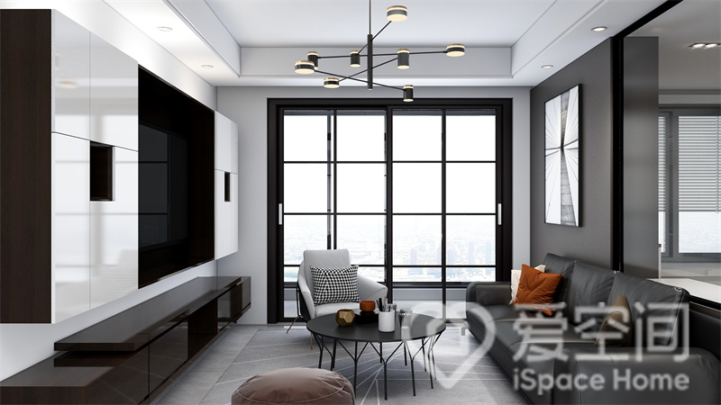 客厅采用黑白搭配形成反差美，黑色皮质沙发非常舒适，这里有一个大窗户，强化了室内的采光效果。