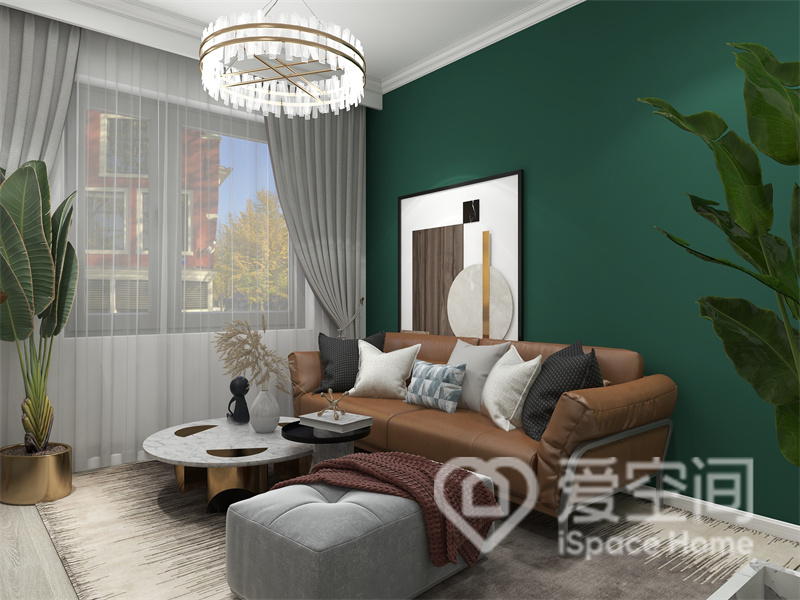 复古绿增加了客厅空间的时尚感，搭配焦糖色沙发和灰白色茶几座椅，空间看起来更具特色。