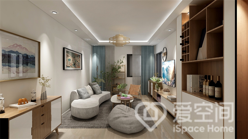 客厅空间中，设计师用简洁的设计语言，布置以简约舒适的现代家具，储物柜的定制设计提升了业主的生活品质。