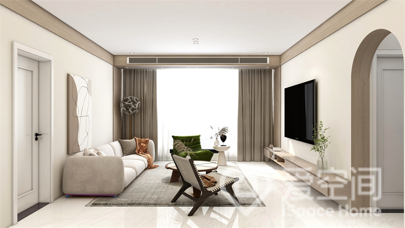 客厅选用无吊顶设计，空间配色十分简单，整体以米白色为主，通过现代家具点缀，呈现出温馨舒适的生活氛围。