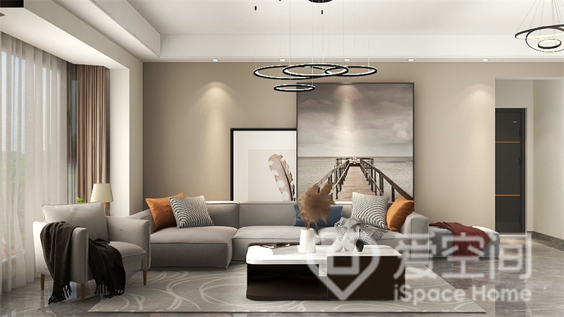 客厅通透宽敞，设计师利用米色为背景墙，装饰画和艺术灯具装点其中，精致感十足，灰色沙发优雅大气，带来素雅的现代气息。
