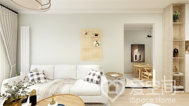 客厅中，灰白色乳胶漆搭配白色沙发，空间干净明快，温馨舒适，原木元素提升了空间的温馨感。