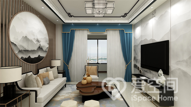 水墨元素令客厅空间具有中式氛围，新中式家具格调高雅，蓝色窗帘提升了空间格调，强化了装饰美感。