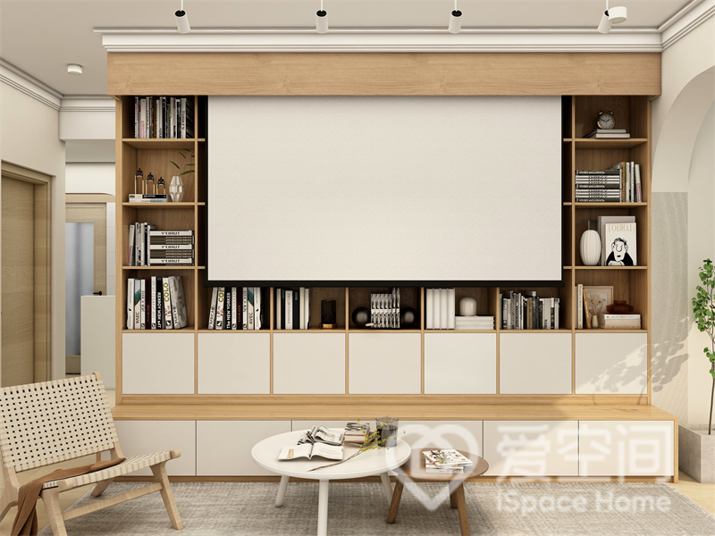 客厅设计选择了原木材质，白色与原木结合亲和力强，视觉舒适，电视墙设计为书柜，并用投影仪替代传统电视机，时尚感强。