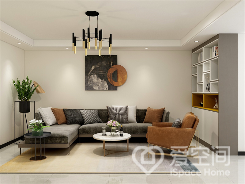 客厅铺设白色砖面地板，搭配灰色的沙发，焦糖色元素点缀其中，静谧舒适的氛围油然而生。
