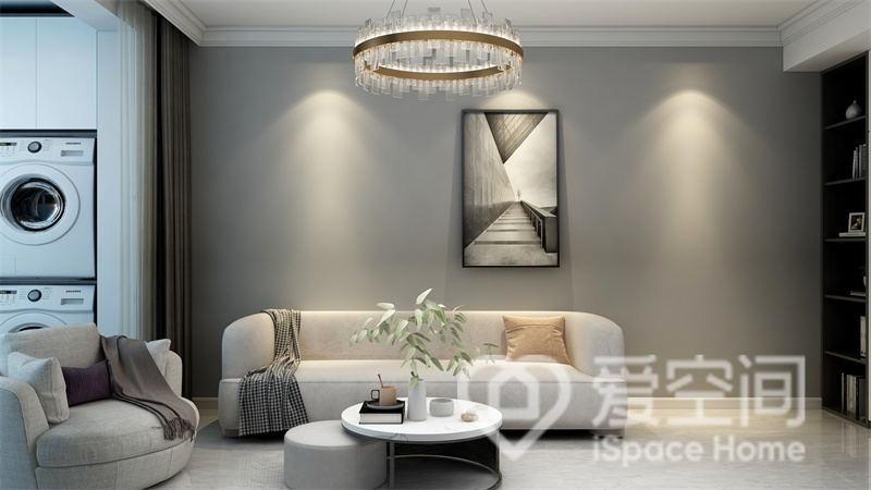 客厅面积充裕，灰色调背景在筒灯的点缀下轻盈优雅，白色沙发舒适雅致，呈现出悠闲美好的家居氛围。