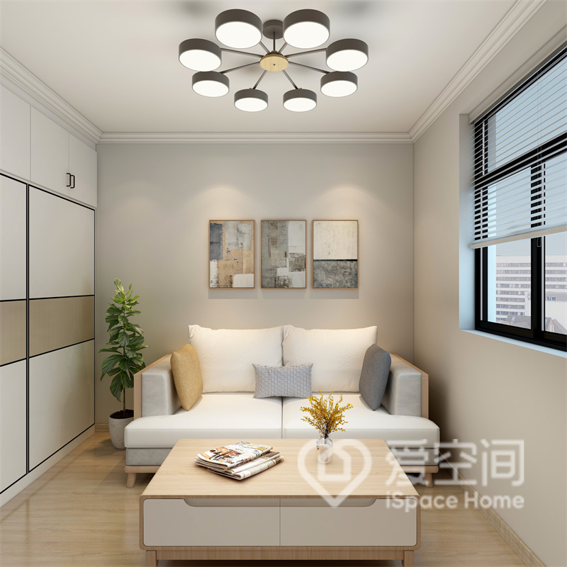 客厅采用大面积米灰色做背景，白木色家具使空间更加整洁，绿植、装饰画和灯具强化了空间的精致美感。