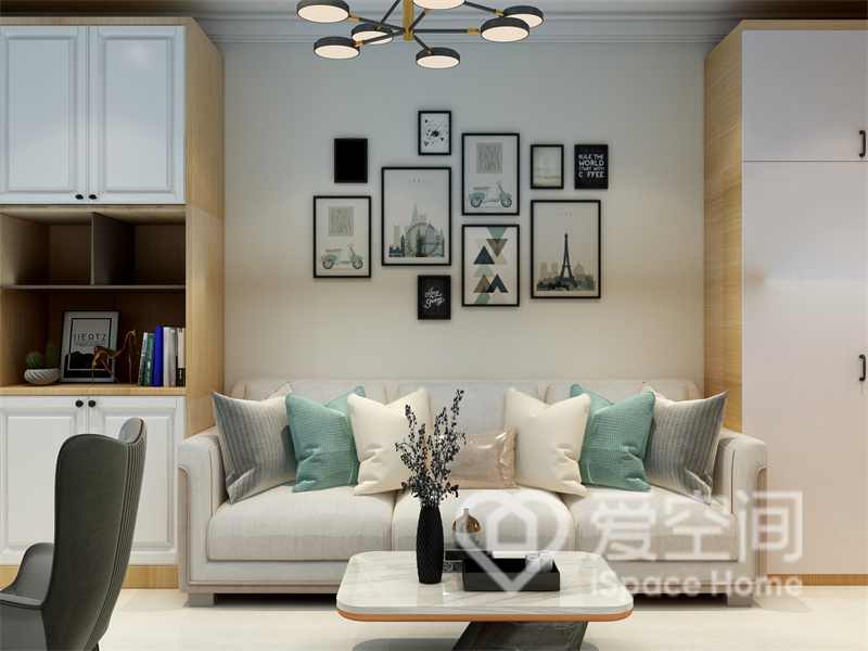 客厅空间通透宽敞，设计师利用原木和白色搭配，通过简约经典的现代家具，传递出温馨的空间氛围。