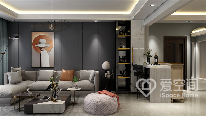 灰色护墙板增强了客厅的质地感，线条的勾勒令空间更具层次，使得整体看上去十分上档次。