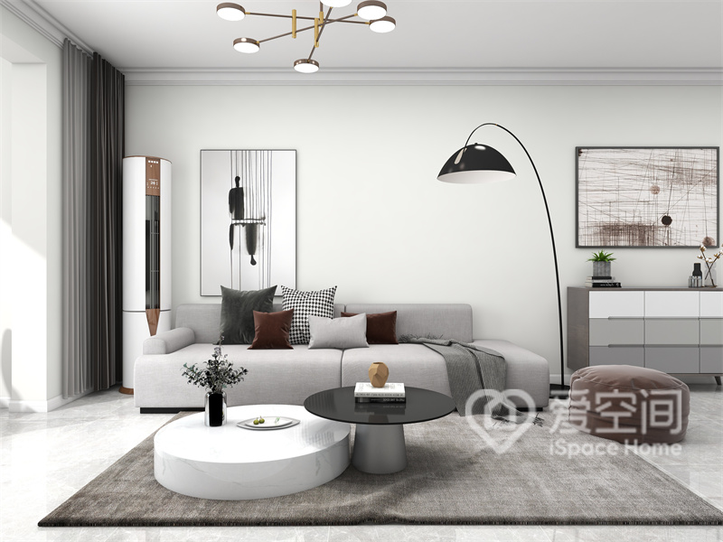 大面积的米白色装饰涂料令客厅的整洁效果有所提升，搭配灰色调沙发，给人一种沉稳温馨的感觉。